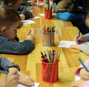 Image d'enfants en maternelle qui pourraient bénéficier d'un suivi de graphopédagogie.