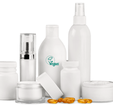 Gamme de cosmétiques vegan présentée sur fond blanc, illustrant la distinction entre produits vegan et cruelty free.