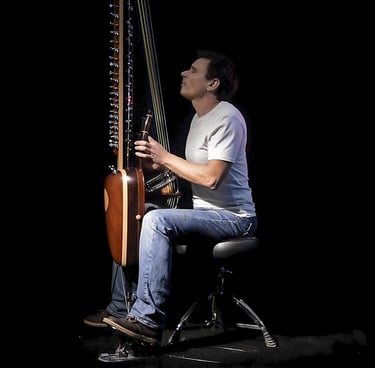 Jérôme De Cuyper jouant sur sa kora chromatique à pédales 