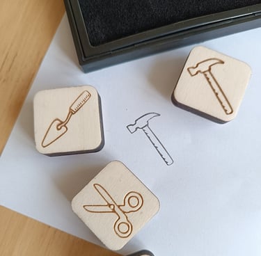Tampons encreurs outils de bricolage. Truelle, marteau, ciseaux.