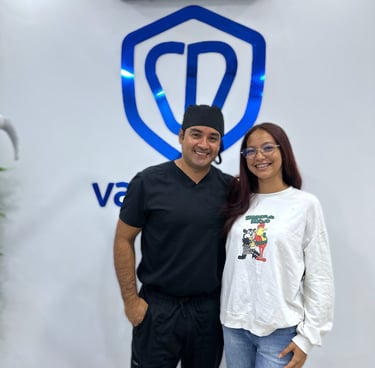 Paciente satisfecha sonriendo después de tratamiento dental en Dentista Manta y El Carmen