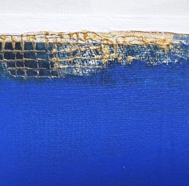bords d'un tableau bleu avec résille dorée finement appliquée au pinceau
