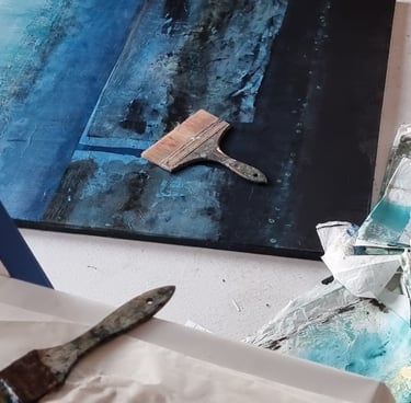 œuvre sur le sol d'un atelier en cours de création