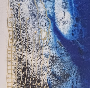 bord d'un tableau abstrait représentant une vague réhaussée de motifs dorés