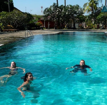 a group of people swimming in a pool having Intor dive courses