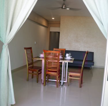 Área de comedor para cuatro personas en habitación doble de amplios bungalows familiares ubicados a 