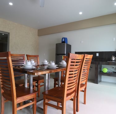 Comedor para 6 personas en habitación en unos bungalows