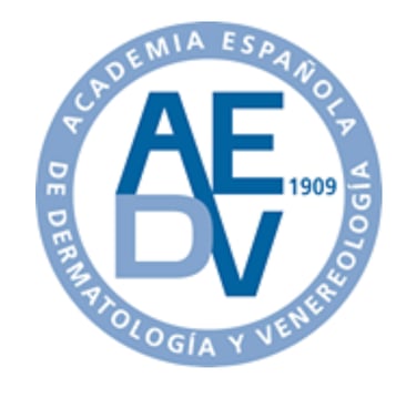 Logo de la Academia Española de Dermatología y Venereología, que acredita la formación de la Dra. Ca