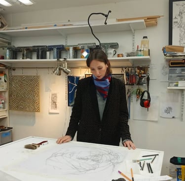 Edith Théret à l'atelier : étude et conception de projet vitrail sur-mesure.