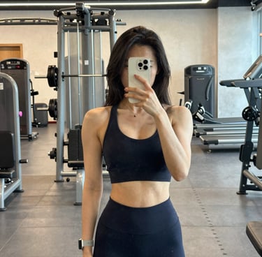 Smiling woman in workout clothes holding a smartphone showing the trêsviva ebook.