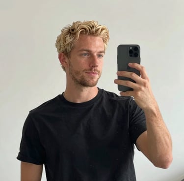 Smiling woman in workout clothes holding a smartphone showing the trêsviva ebook.