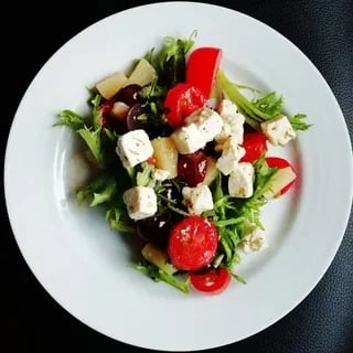 greek-salad-white-plate