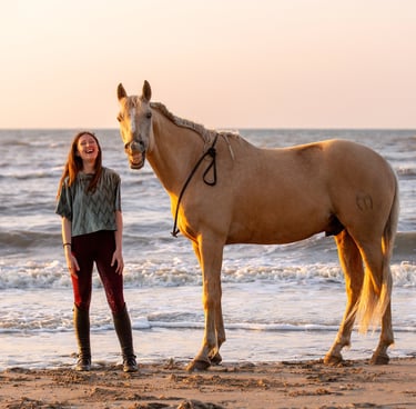 couple cavalier cheval en liberte la plage