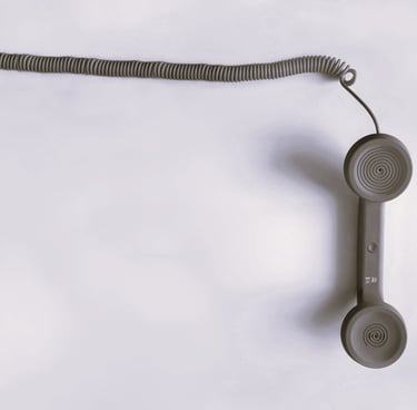 Photo en noir et blanc d'un téléphone, symbole de contact et d'appel