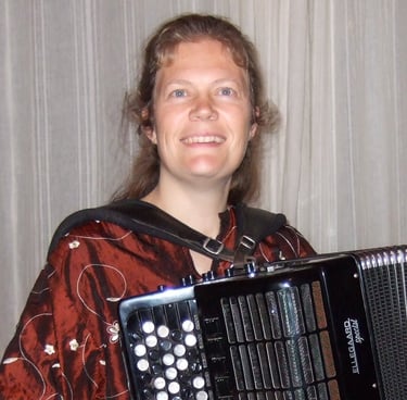 Helle Asmild med harmonika - selskabsmusiker.