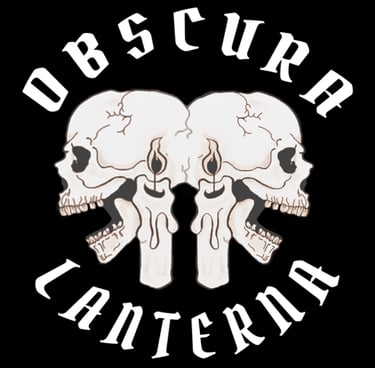 Le logo de la marque. Deux crânes qui sont dos à dos avec deux bougies et le nom "Obscura Lanterna"