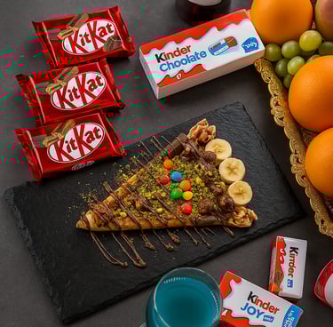 شريحة من كعكة الشوكولاتة مع الفاكهة وألواح الحلوى