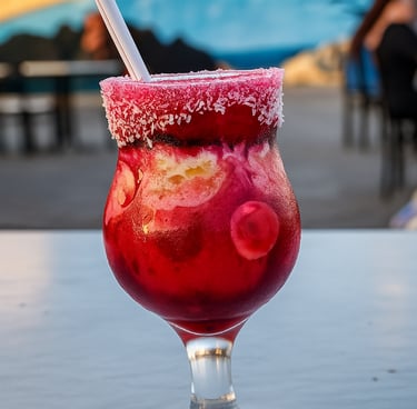 عصير طبيعي أحمر مع الفراولة في الخلفية