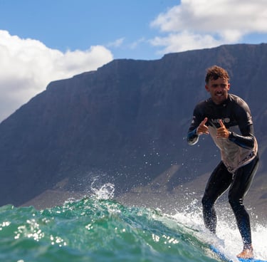 clases de surf surfcamp famara