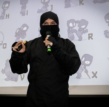 Ninja com microfone no palco