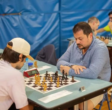 Dino et un joueur en pleine partie d'échecs
