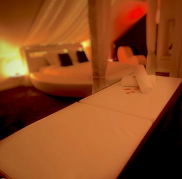 table de massage en duo, dans la love room morbihan proche de rennes avec jacuzzi privatif