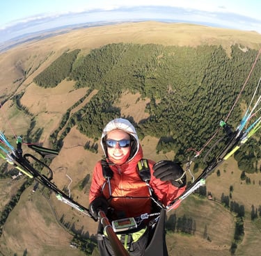 Chloé en parapente dans le Cantal à Puy Mary