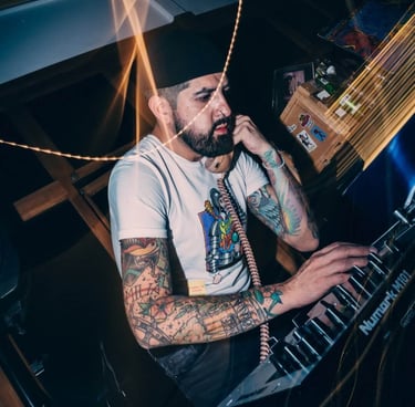 Dj del evento haciendo mezclas con una mano en la consola