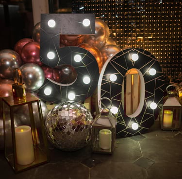un décor d'anniversaire avec le chiffre 50 entouré d'une guirlance