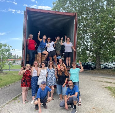 voluntarios enfrente del camion con las donaciones