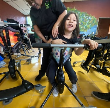 Nina con aparato y 1 persona del centro de rehabilitation