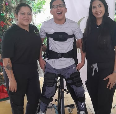 Nino con aparato y 2 personas del centro de rehabilitation