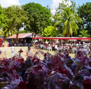 Wrapped gift baskets at an outdoor Mother's Day Event at Recreo Turistico Mukanranko