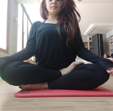 Maya in postura de meditatie la cursul de yoga Alchimia Vietii