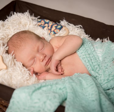 Bébé endormi dans un couffin doux, entouré d'une couverture bleue