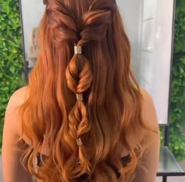 Peinado elegante medio recogido en tono cobre jengibre con trenzas torcidas y aros dorados para el c