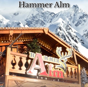 Hammer Alm auf einem Weihnachtsmarkt vor dem Hintergrund schneebedeckter Berggipfel