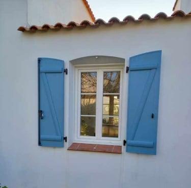 fenêtre et volets posés par l'artisan menuisier en Vendée