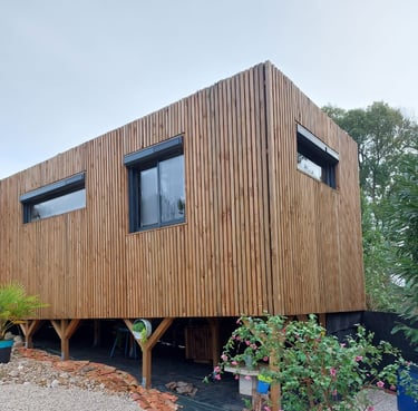 Fenêtres de posées sur une maison avec structure en bois par l'artisan menuisier en Vendée
