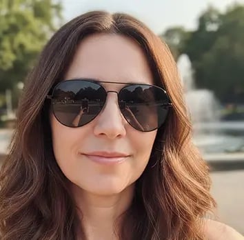 mulher de óculos escuros