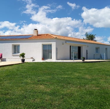 baies coulissantes et fenêtres sur une maison neuve posés par l'artisan menuisier en Vendée