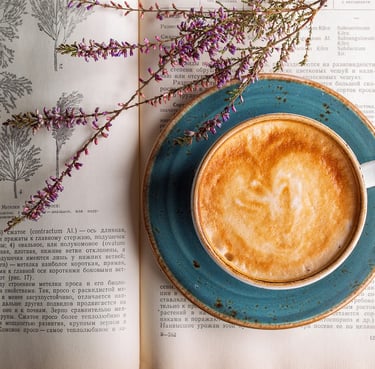 tasse de café et fleurs séchées reliance
