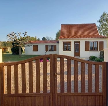 grand portail en bois posé par l'artisan menuisier en Vendée