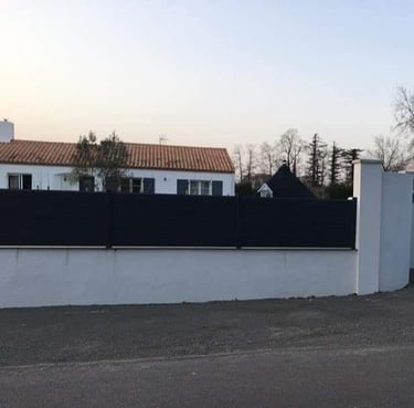 clôture en pvc noir moderne posée par l'artisan menuisier en Vendée