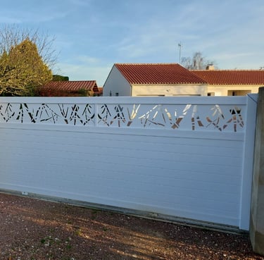 portail coulissant en pvc blanc posé par l'artisan menuisier en Vendée 