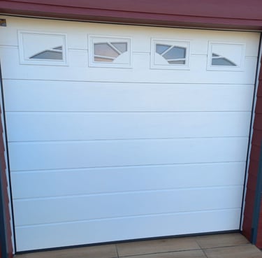 porte de garage en pvc blanche posée par l'artisan menuisier en Vendée