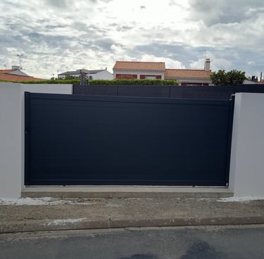 portail noir en PVC posé par l'artisan menuisier en Vendée