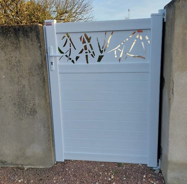 portillon en pvc blanc posé par l'artisan menuisier en Vendée 