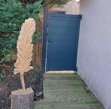 portillon d'arrière maison noir posé par l'artisan menuisier en Vendée