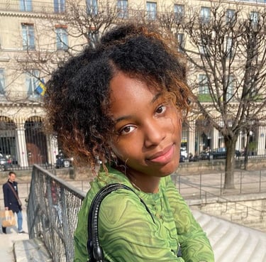 a woman with curly hair and a green shirt qui est adhérente de néoléa